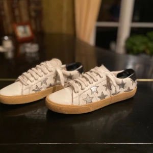 Saint Laurent skor  - Andvända och klara täcken på det men mycket liv kvar, nypris runt 7,000kr har inte box osv. 