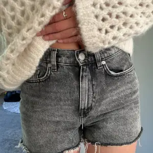 Säljer dessa jättefina jeansshorts från & other stories. Nästan oanvända. Passar bra 34/36 och S🤗