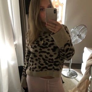 Leopard mönstrad stickad - En stickad tröja från HM, i leopard mönster. Köpt för länge sen men i mycket bra skick💞
