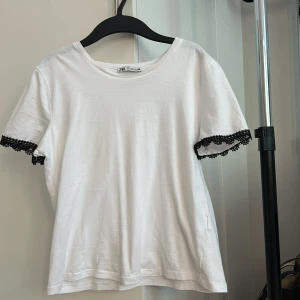 Zara T-shirt  - Säljer för att den aldrig används. Bra skick och nästan aldrig använt. Sälj inte längre. Storlek S men skulle säga att den är Xs. Kontakta mig innan du köper💕