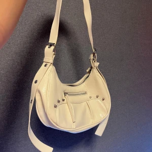 Monki väska - Monki väska med coola detaljer, använd en del. Köptes för 379 kr säljer för 90 kr! 