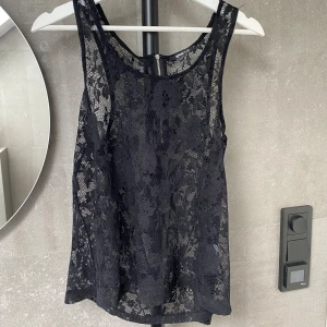 Linne - Spetstopp från Gina tricot❤️ gammal kollektion❤️ passar utmärkt att ha under annan tröja som man kan se på bild 3❤️ använd en gång!