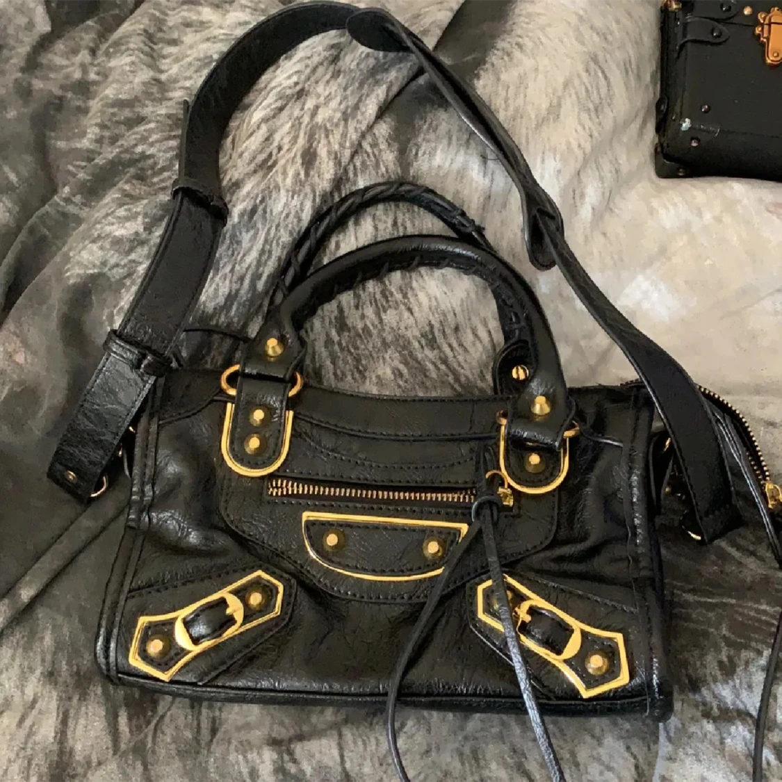 SÖKER denna eller liknande väska