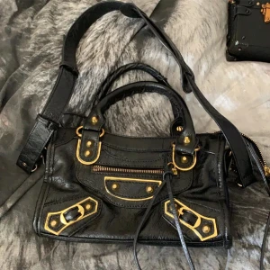 SÖKER denna eller liknande väska - Hör gärna av er om ni vet nån som säljer en eller om du själv säljer en liknande 