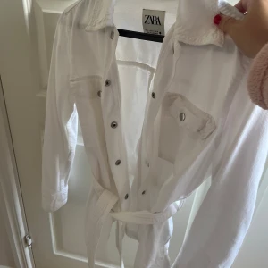 Vit jeansjacka - Vit jeansjacka med skärp i storlek M från Zara🥰