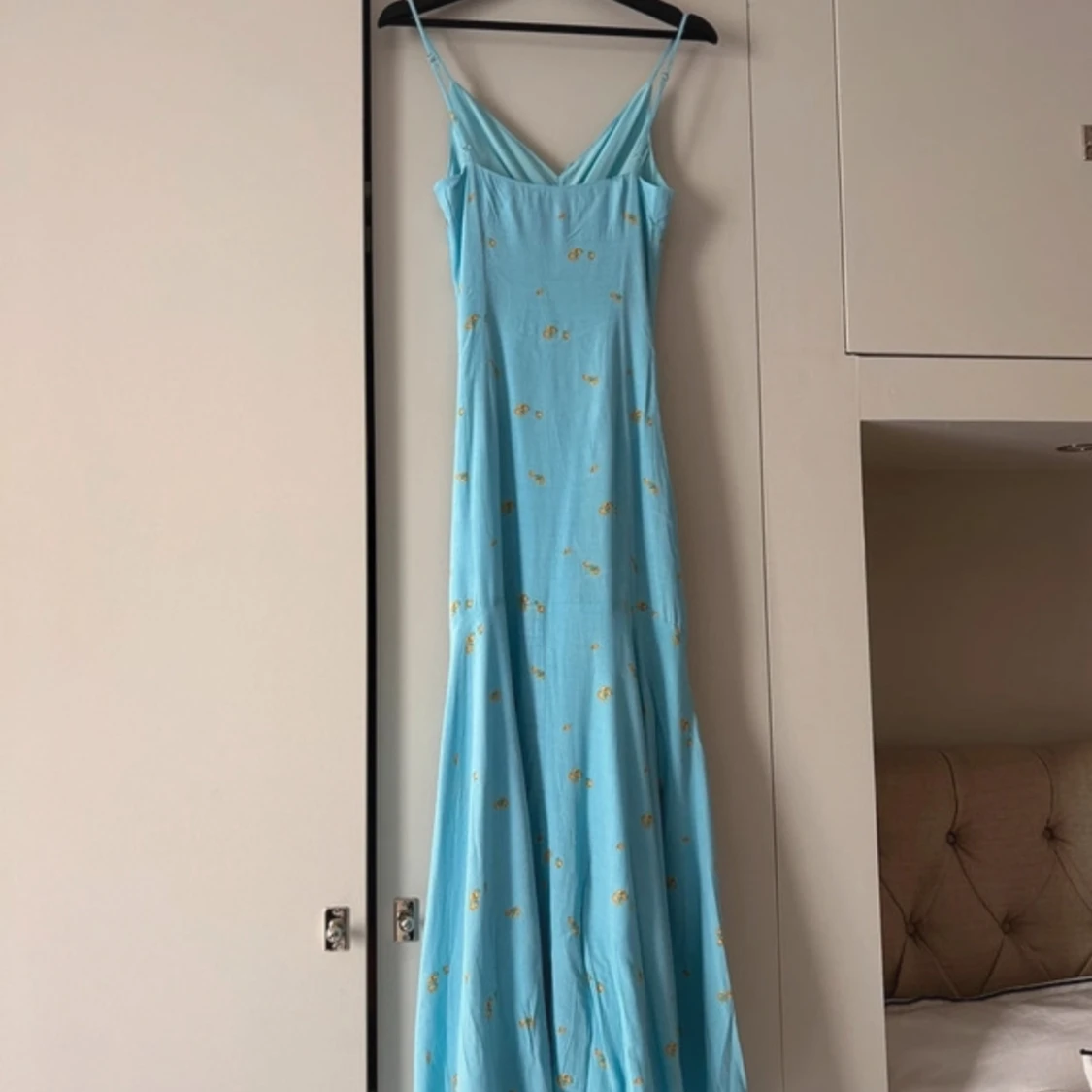 Adooreklänning med prislapp kvar - 90