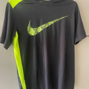 Säljer en svart träningströja från Nike. Stl 170cm