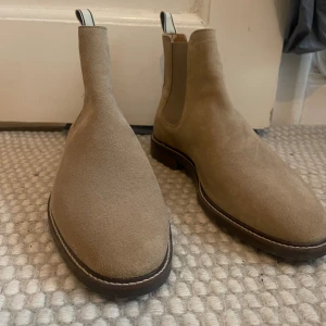 Gant Chelsea boots  - Bootsen är i nyskick och aldrig använda i beige mocka. Storlek 44. Bootsen är inköpta på Gant ca 2018.
