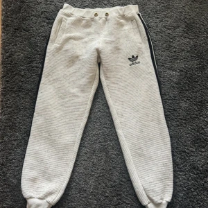 Adidas byxor - Bekväma mjukis byxor, använda ett par gånger, finns inga hål eller liknande.  Köpta i Turkiet så de står storlek XXL men skulle säga att de är storlek M