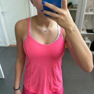 Lululemon träningslinne med inbyggd bh  - Väldigt bra skick! Går inte att hitta i butik längre 