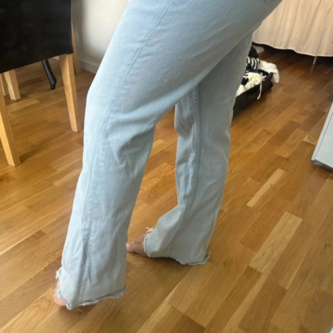 Ljusblåa jeans med slits  - 90