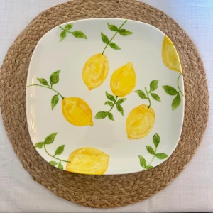 Tallrik - Säljer även handmålade tallrikar med fruktmotiv 🥰 Varje tallrik är unik och du kan önska både färg och motiv🌸 Säljes styckvis eller i set efter hur många du vill ha! 