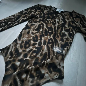 Rebecca Stella body  - Så fin Rebecca Stella body i meshad leopard. Älskar denna men den är tyvärr för liten för mig🐆🖤