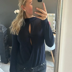 Långärmad topp - Långärmad marinblå topp från only💙 storlek xs, nyskick