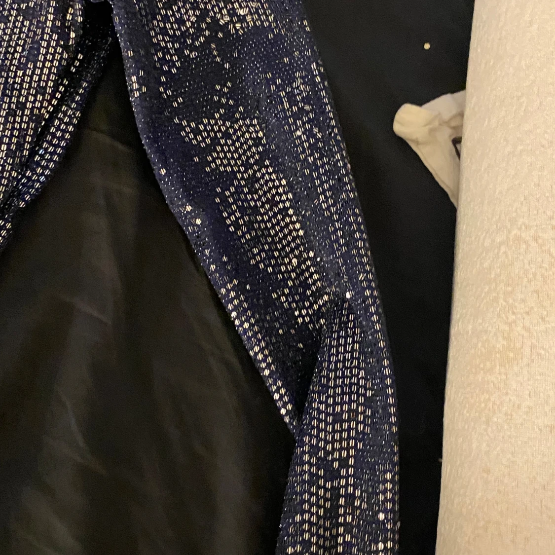 Glittrig klänning med öppen rygg - 93