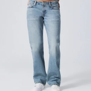 Jeans arrow low - Säljer arrow low jeans från weekday i färgen seventeen blue, waist 28 och längd 34💕 Priset är diskuterbart☺️ 