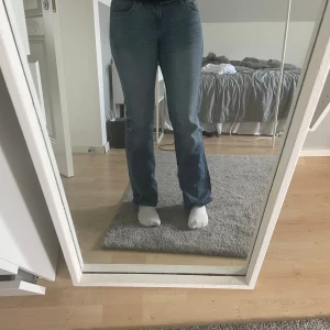Lågmidjade jeans  - Lågmidjade jeans från h&m som jag inte använder då de är lite för korta för mig som är 170cm. De är i storlek 36 men passar även 34💕.