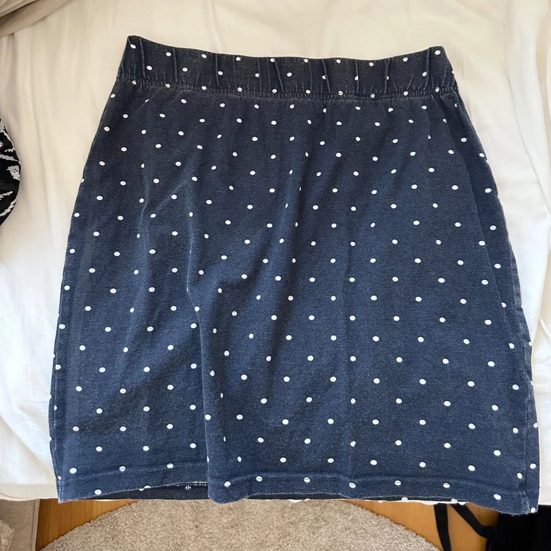 Mörkblå prickig kjol från Ellos