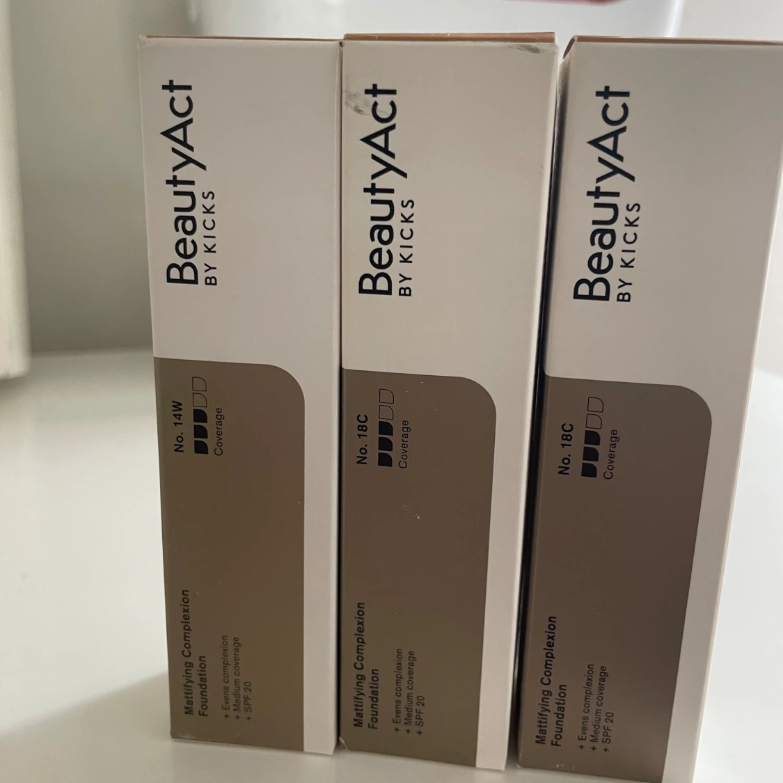 Beautyact foundation, som också kan andvändas som bronzer