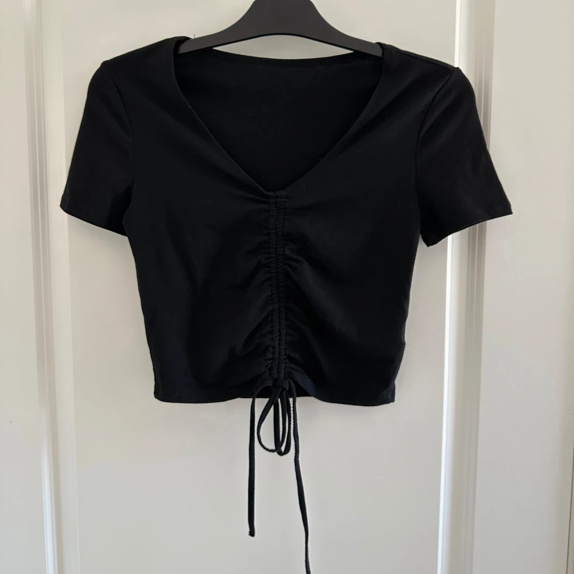 Svart och vit kortärmad topp med knyt