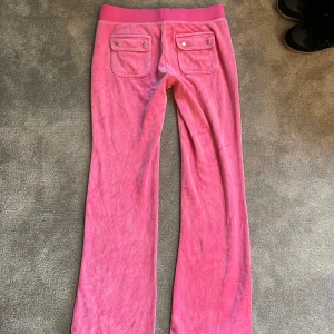Juicy couture byxor - Lågmidjade Juicy couture byxor i bra skick passar xs/s💝 midjemått: 78cm och innerbenslängd: 82cm