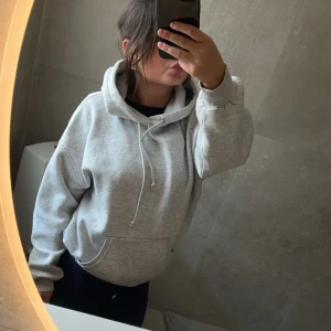 LJUSGRÅ BIKBOK HOODIE - Halloj! Säljer denna super mysiga sköna hoodie ifrån bikbok för att den helt enkelt inte används 🤷‍♀️ Storlek XS men passar även S/M. Lite oversized och super mjuk. Nypris 399! 
