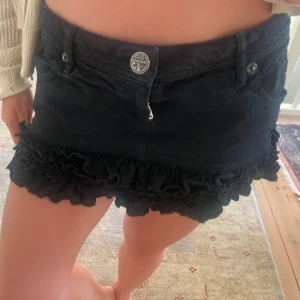 Jeans kjol med volang  - Säljer pga den är lite stor på mig som vanligtvis har s 🩷 Pris kan diskuteras 