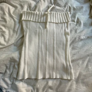 Vit tub topp - superfin vit tubtopp med rosett på framsidan, somrig och jättefin❤️ kontakta för frågor eller pris