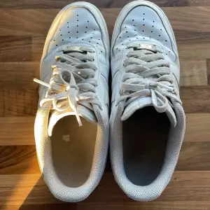 Hej! Säljer mina air force 1 för dem inte kommer till användning skick 7/10 lite creased där fram men inte så mycket pris kan diskuteras bara höra av sig om du funderar på nåt! Boxen till skorna kommer inte med!