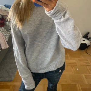 Grå stickad tröja - Basic, väldigt långa ärmar. Så perfekt om du har lite längre armar. Annars går den att vika upp!