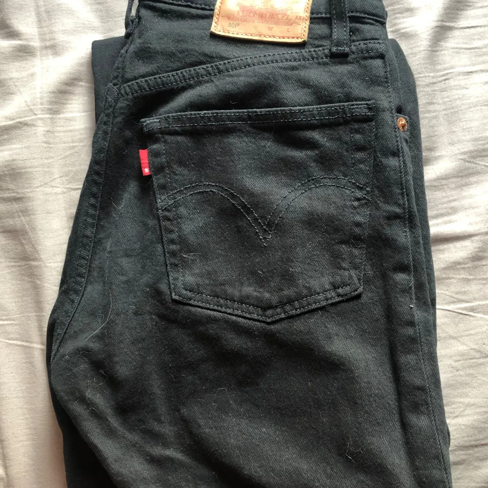 Säljer nu mina svarta Levis jeans för att de inte kommer till någon användning. 24 waist och  lenght 30. Skriv om ni har frågor!!. Jeans & Byxor.