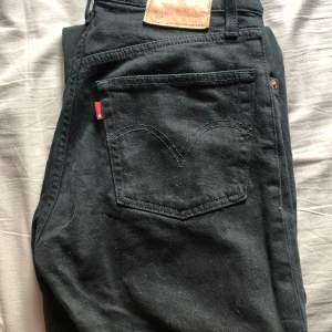 Säljer nu mina svarta Levis jeans för att de inte kommer till någon användning. 24 waist och  lenght 30. Skriv om ni har frågor!!