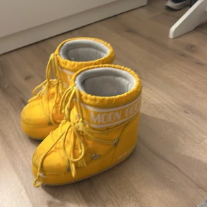 Moon boot  - Dom är väldigt sköna gula men vilka och dom är i storlek 36/38  någon fläck men går att få bort om man tvättar pris kan diskuteras ny pris 1200