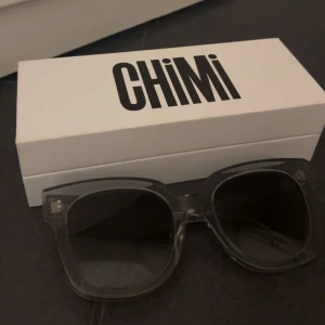 Chimi solglasögon 🩶 - Jag säljer nu mina gråa  solglasögon från chimi (08) 🩶  De är i nyskick då jag hittade ett par andra solglasögon som passade mig bättre 🩶 köparen står för frakt 