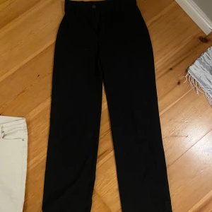 Pull&bear kostymbyxor - Pull&bear svarta kostymbyxor i gott skick, hög midja   Nypris:329kr