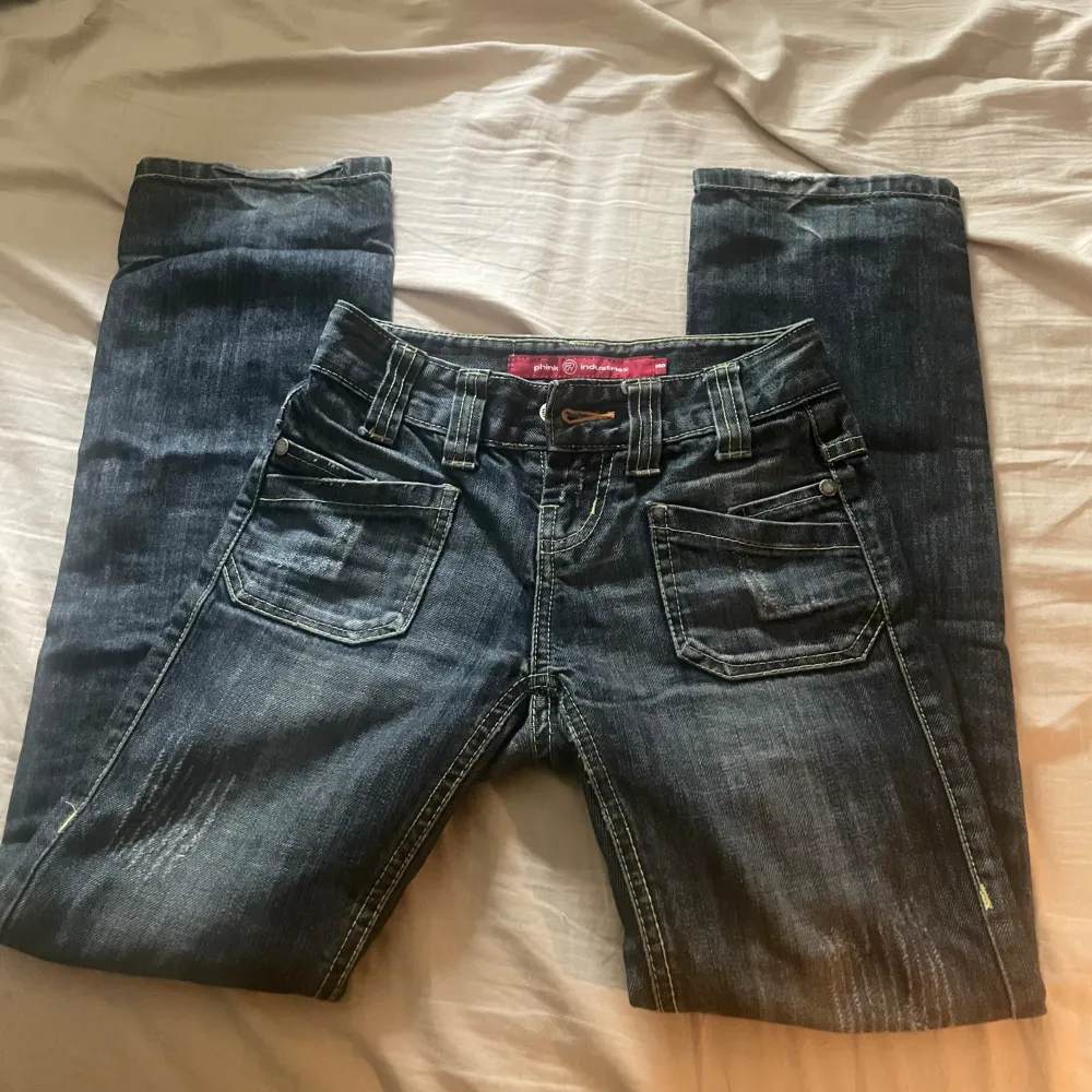 Superfina jeans i storlek 140! Tyvärr alldeles försmå för mig så kan inte visa bild hur de ser ut på. 🙏 Mid waist/low. Priset går att diskutera 💕. Jeans & Byxor.