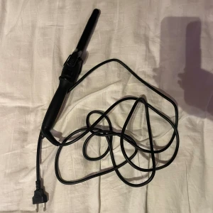 Locktång  - Säljer min locktång då jag har två och den inge kommer till användning, mycket bra skick, går att justera vad man vill ha för värme, är tyvär osäker på vart den är ifrån 