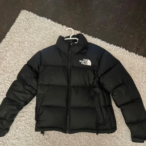 The North Face Jacka - The North Face retro jacket  Jätte bra i skick, använd fåtal gånger. 