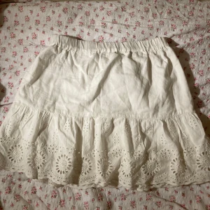 Vit kjol med broderier  - Kjol med broderier och resor i midjanfrån kappahls barnavdelning💗