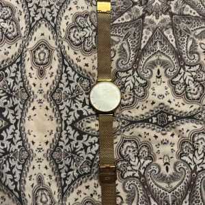 DW klocka  - Daniel Wellington klocka i Rose färg. Slut på batterier men annars i fint skick.