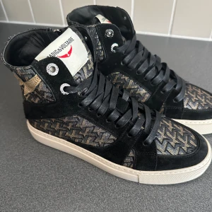 Zadig skor - Säljer dessa as balla Zadig&Voltaire skor! De är helt oanvända då dom satt för stort på mig, pris kan diskuteras!💗nypris ca 3700💕💕