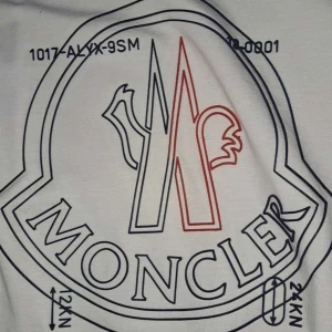 Moncler t shirt  - Det är en Moncler t shirt jag har aldrig använt det. Jag vill sälja den för att den passade inte mig. Den är helt ny.