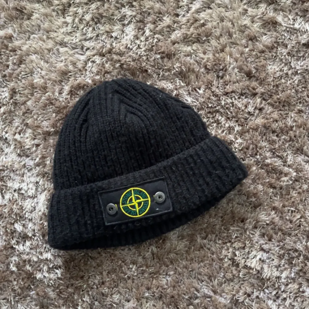 Oanvänd stone island mössa eftersom jag vart missnöjd med köpet. Skicket är 10/10. . Accessoarer.