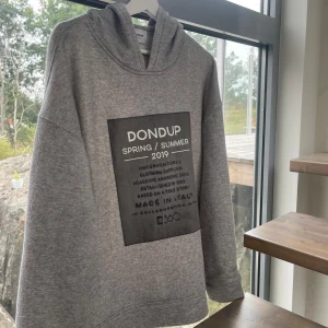 Dondup hoodie  - Hej, säljer nu denna rikgigt feta dondup Hoodien då jag växt ut den. Den är M/L och har en riktigt bra passform.