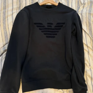 Armani Jeans Hoddie - Storlek: M, motsvarar dock S. Skicket är väldigt använt skick som man kan se på bilderna men den är fortfarande använd bar. Bara att höra säg vid fler bilder/frågor!