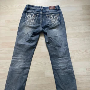 Jeans - Super coola jeans köpta på jeans Uno, använda väldigt få gånger, köpta för 1100kr, tror de är längd storleken som är 30, om man tänker i vanlig storlek känns de som typ 38
