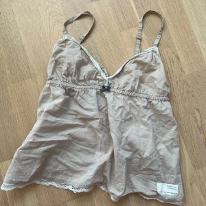 Odd Molly Topp - Använt men fint skick. I storlek 0 (xs), men sitter bra på mig som använder S i vanliga fall. 
