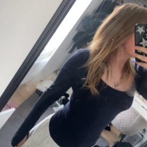 Marinblå långärmad ifrån Gina tricot  - Marinblå Stockholmstil tröja ifrån Gina tricot  Bomull  Långärmad och jätte skön 