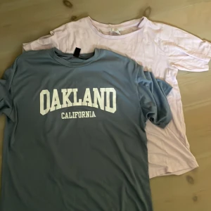 T-shirts - Två stycken t-shirts i nyskick för 40 kronor, båda i storlek S! Den blåa är från Shein och den lika från new-yorker!😊