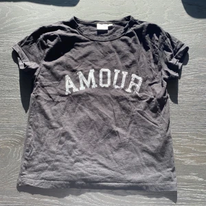 T-shirt - T-shirt från Gina tricot. Säljer då den inte kommer till användning. Kp för mer bilder🎀🐆